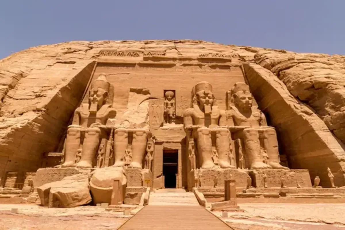 Il Festival del Sole di Abu Simbel: Quando il Sole Illumina Ramses II